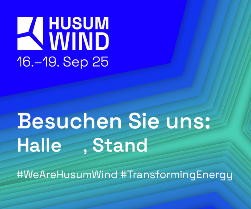Blaue und grüne Grafik für die Veranstaltung HUSUM Wind vom 16. bis 19. September 2025 mit einem Text, der die Besucher in eine Halle und einen Stand einlädt. Hashtags: #WeAreHusumWind und #TransformingEnergy.