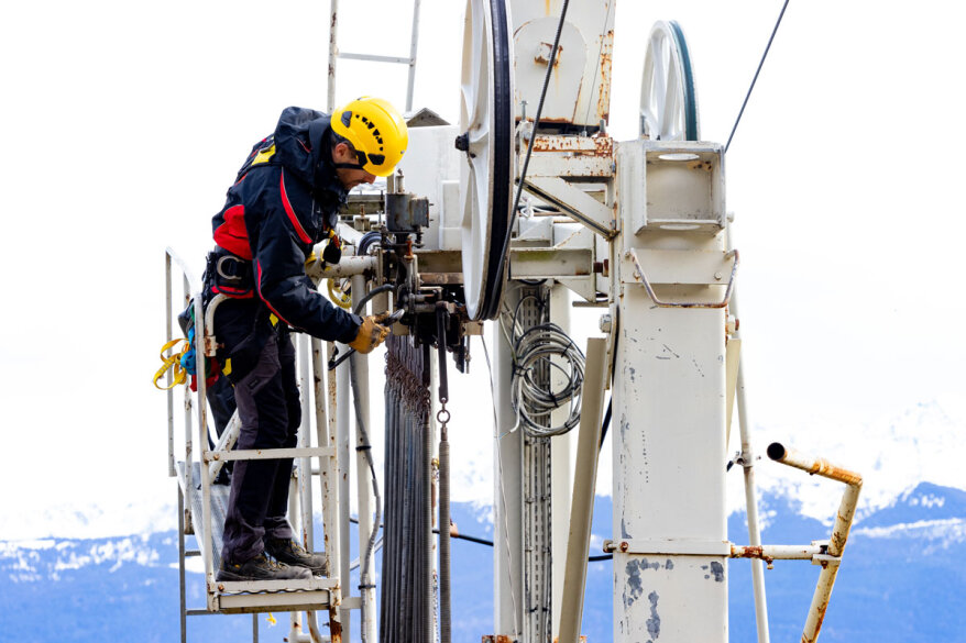 Mann mit Helm bei Arbeiten an einem Träger