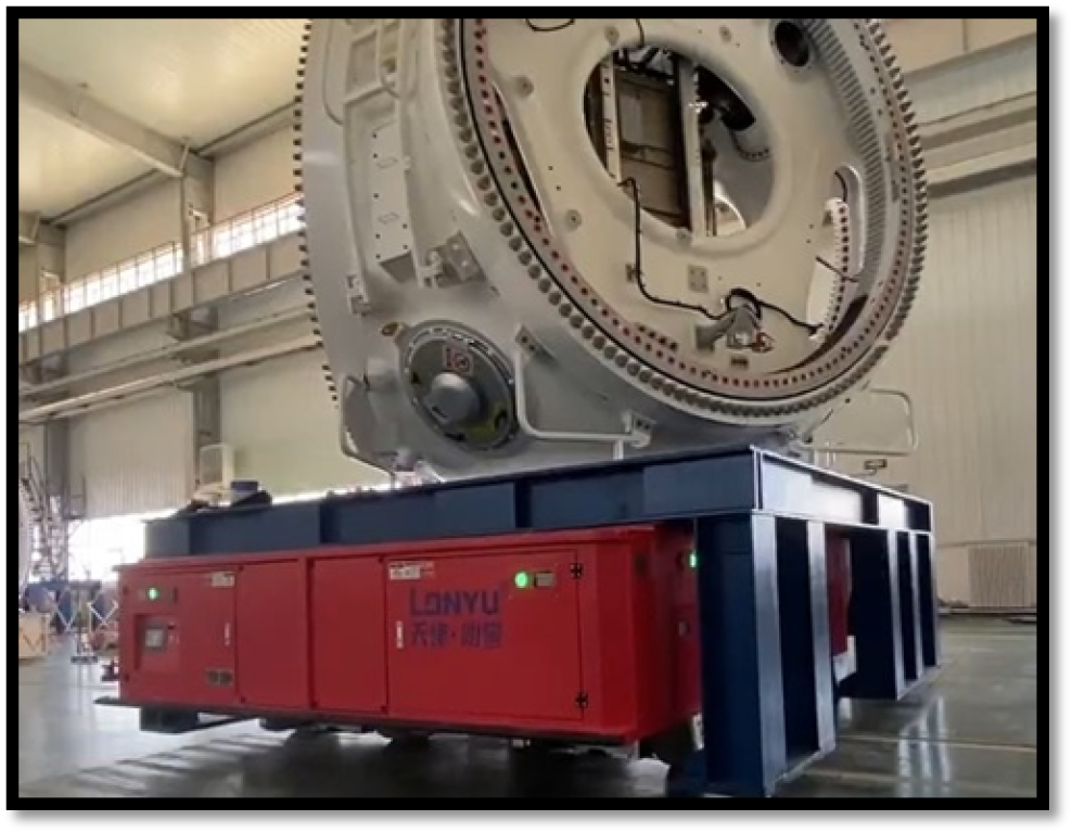 Ein großes industrielles Maschinenteil ruht auf einem rot-blauen fahrerlosen Transportmittel mit der Aufschrift LONYU in einer geräumigen, gut beleuchteten Fabrikhalle.