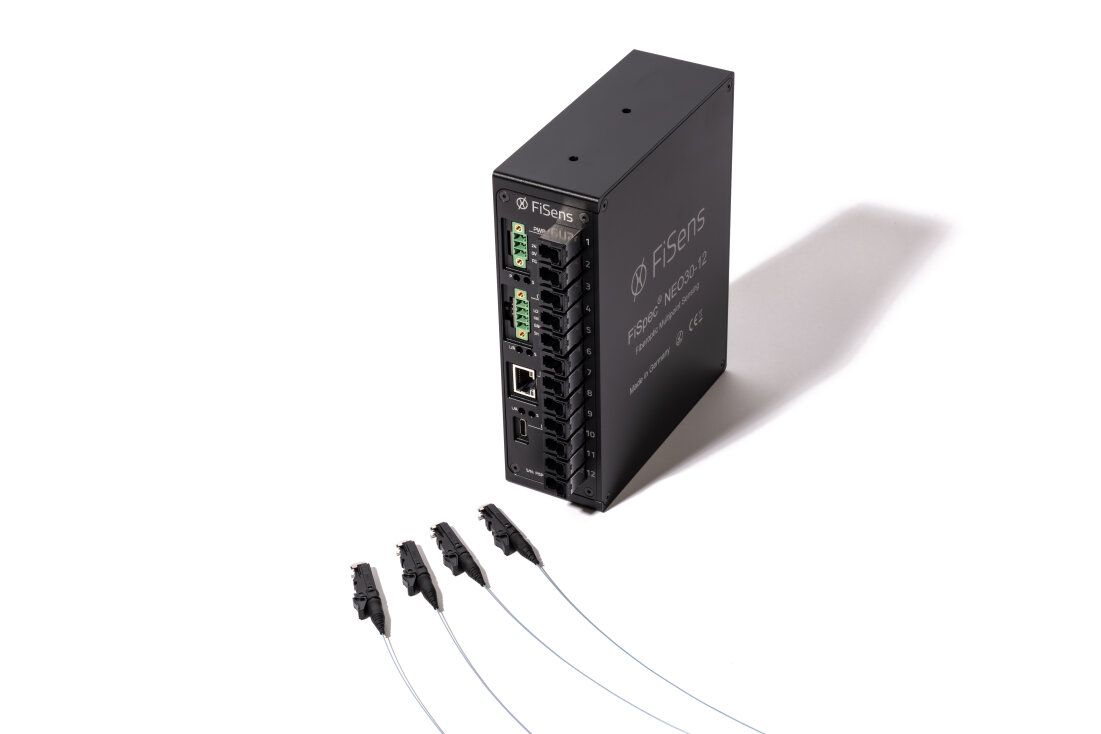 Ein schwarzer FS SFP-Industrie-Ethernet-Switch steht aufrecht und weist mehrere sichtbare Ports auf. Vor dem Switch befinden sich vier Glasfaserkabel mit Anschlüssen auf weißem Hintergrund.